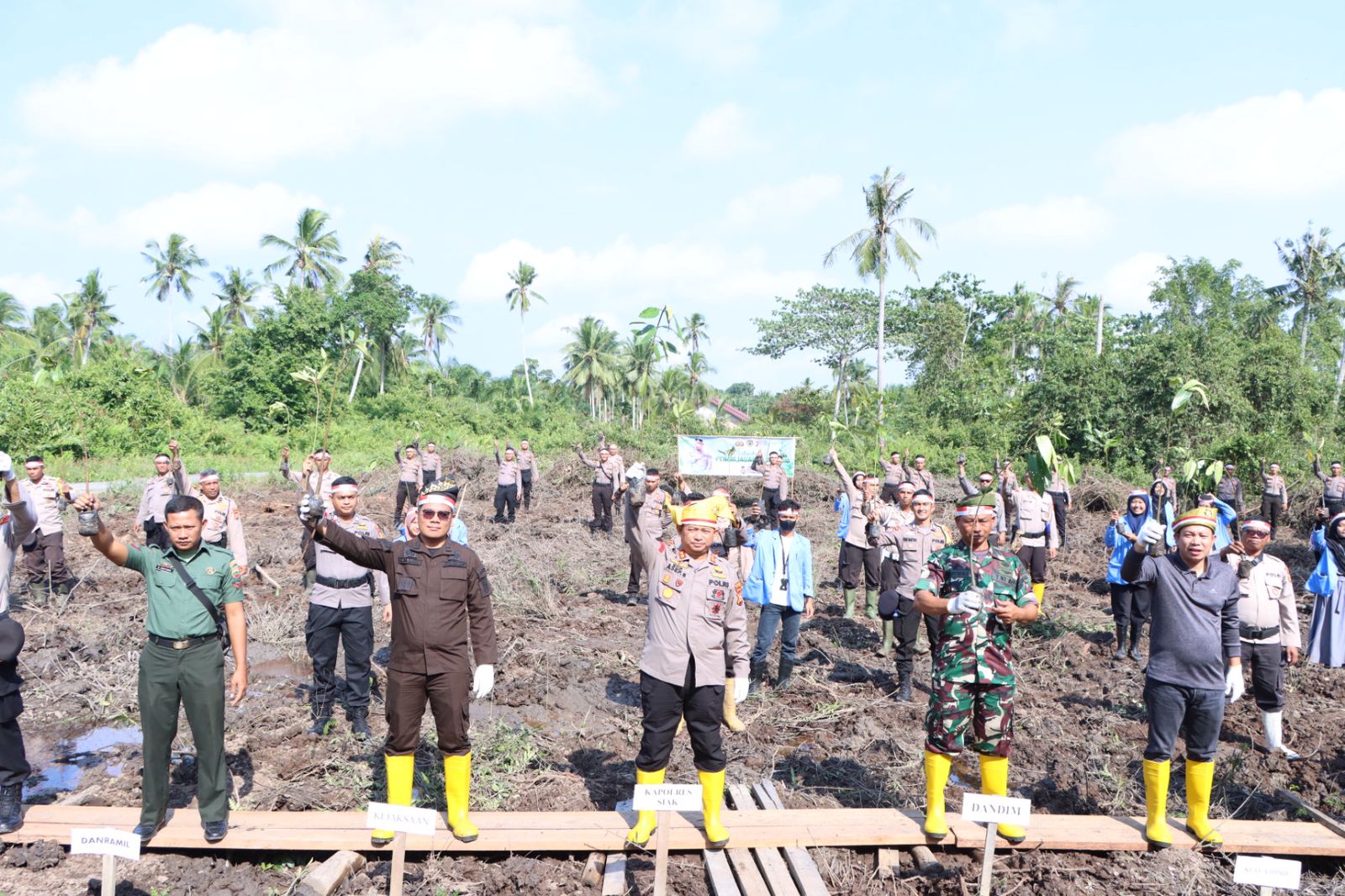 HUT RI ke 78, Polres Siak Tanam 3500 Bibit Pohon 